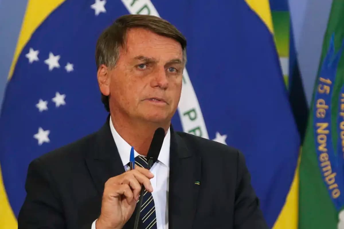 Bolsonaro considera Flávio Bolsonaro ou Tarcísio de Freitas para apoio em 2026