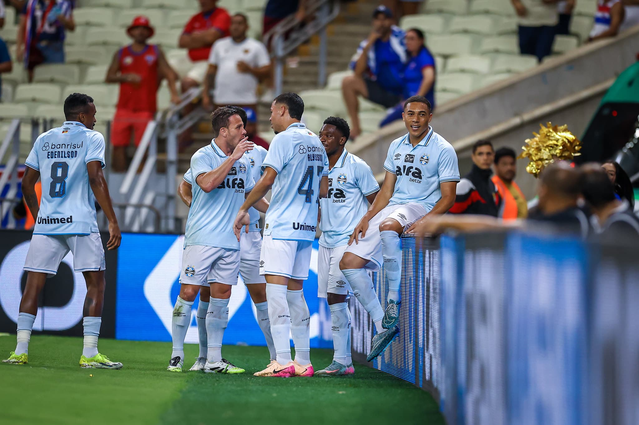 Carlos Vinícius marca gol inusitado em Fortaleza e Grêmio empata