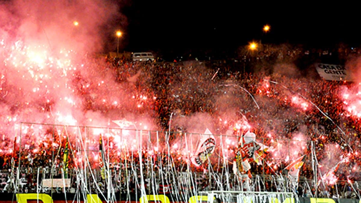 Reinaldo destaca Barradão como 'caldeirão' em entrevista sobre o futebol brasileiro