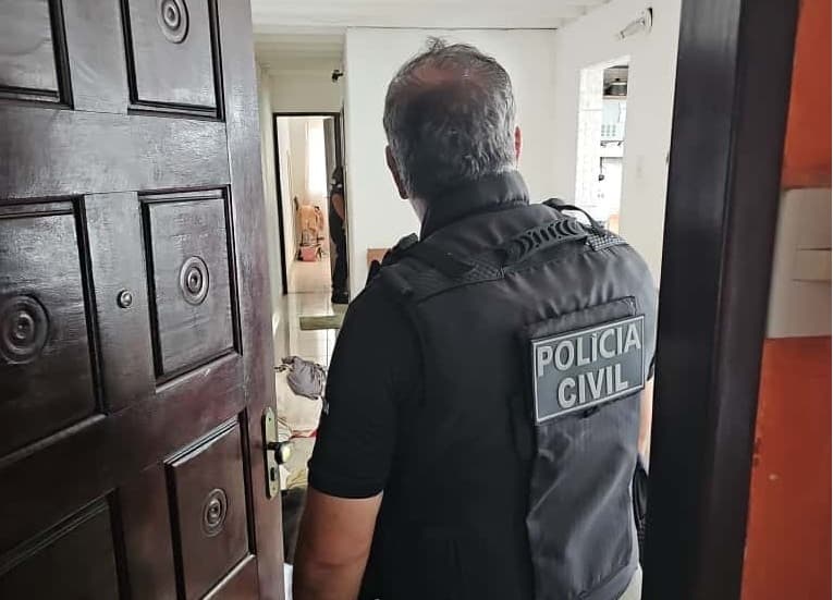 Mulher é presa em Simões Filho, BA, por aplicar golpes contra idosos