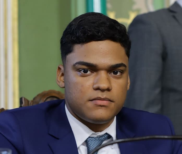 Renan Santos critica Sandro Filho do MBL por suspeitas em Salvador