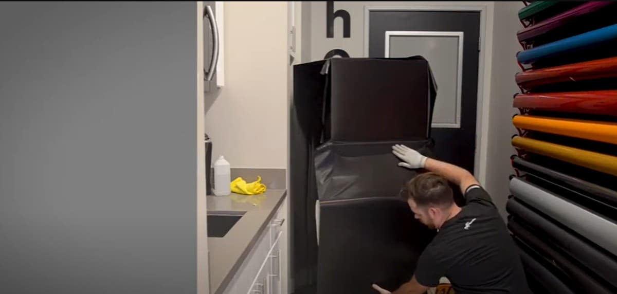 Envelopamento de geladeiras: aprenda a renovar seu aparelho de forma econômica