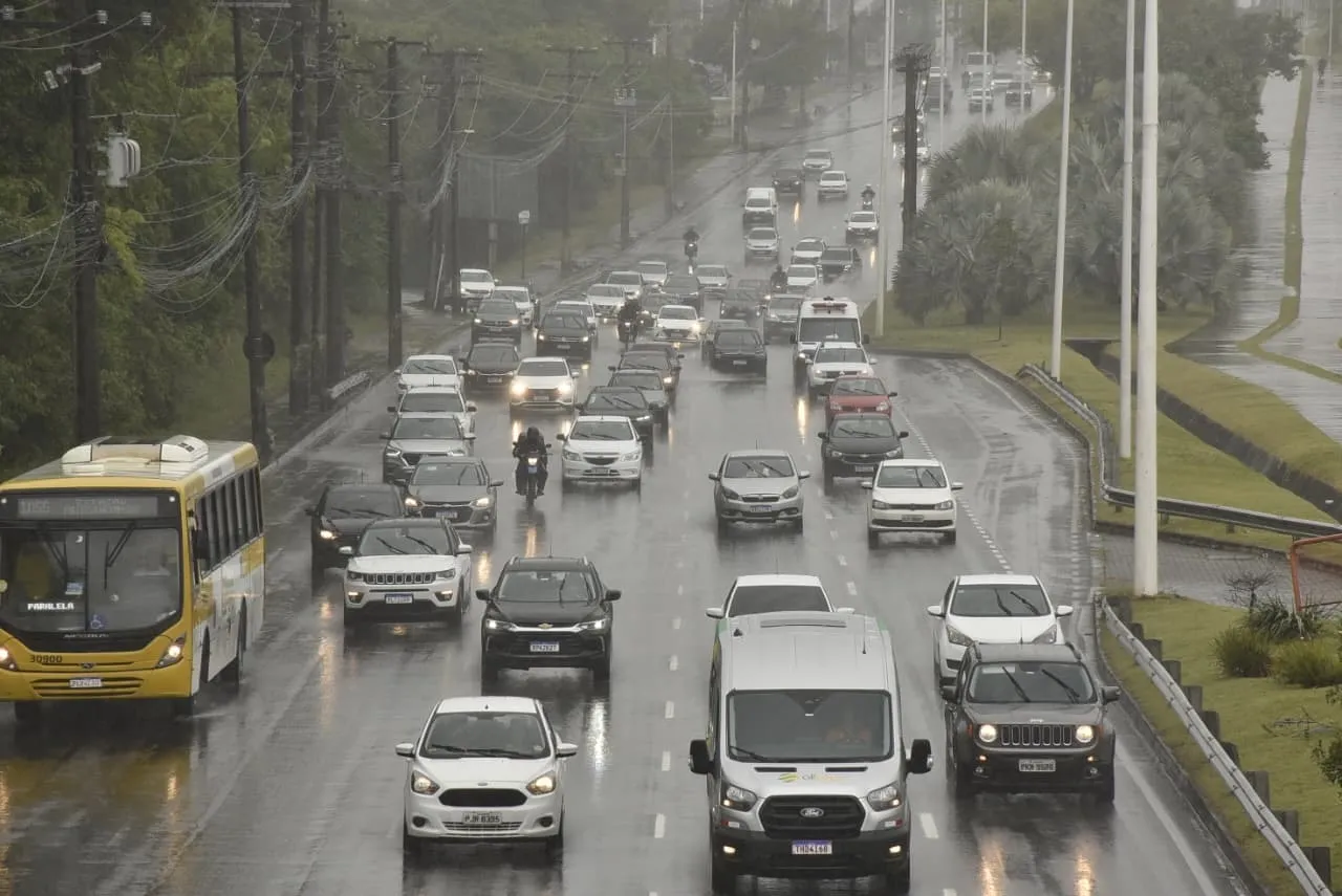 Possibilidade de tornados em Salvador após chuvas intensas e ventos fortes