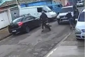 Motorista reage a assalto e atropela bandidos em Curicica, RJ