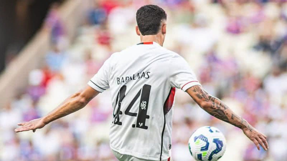 Vitória busca manter Gabriel Baralhas em 2026 em negociação com Internacional e Atlético-GO