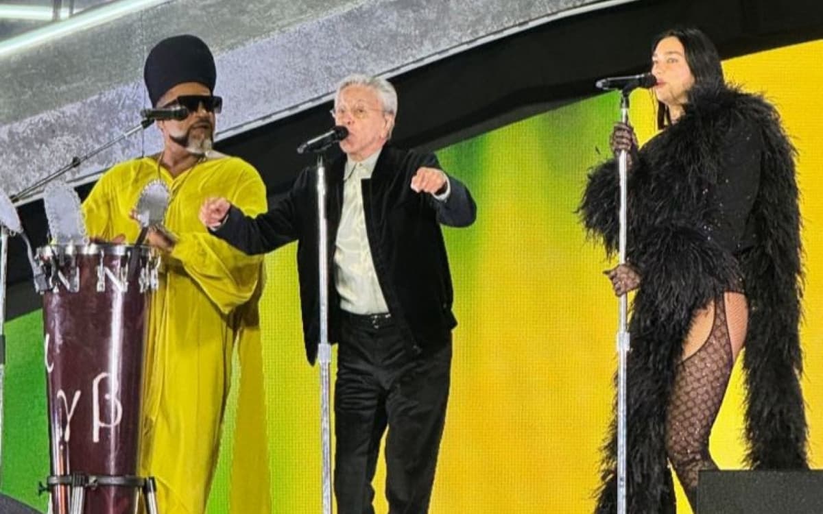 Dua Lipa homenageia Caetano Veloso e Carlinhos Brown em show em São Paulo
