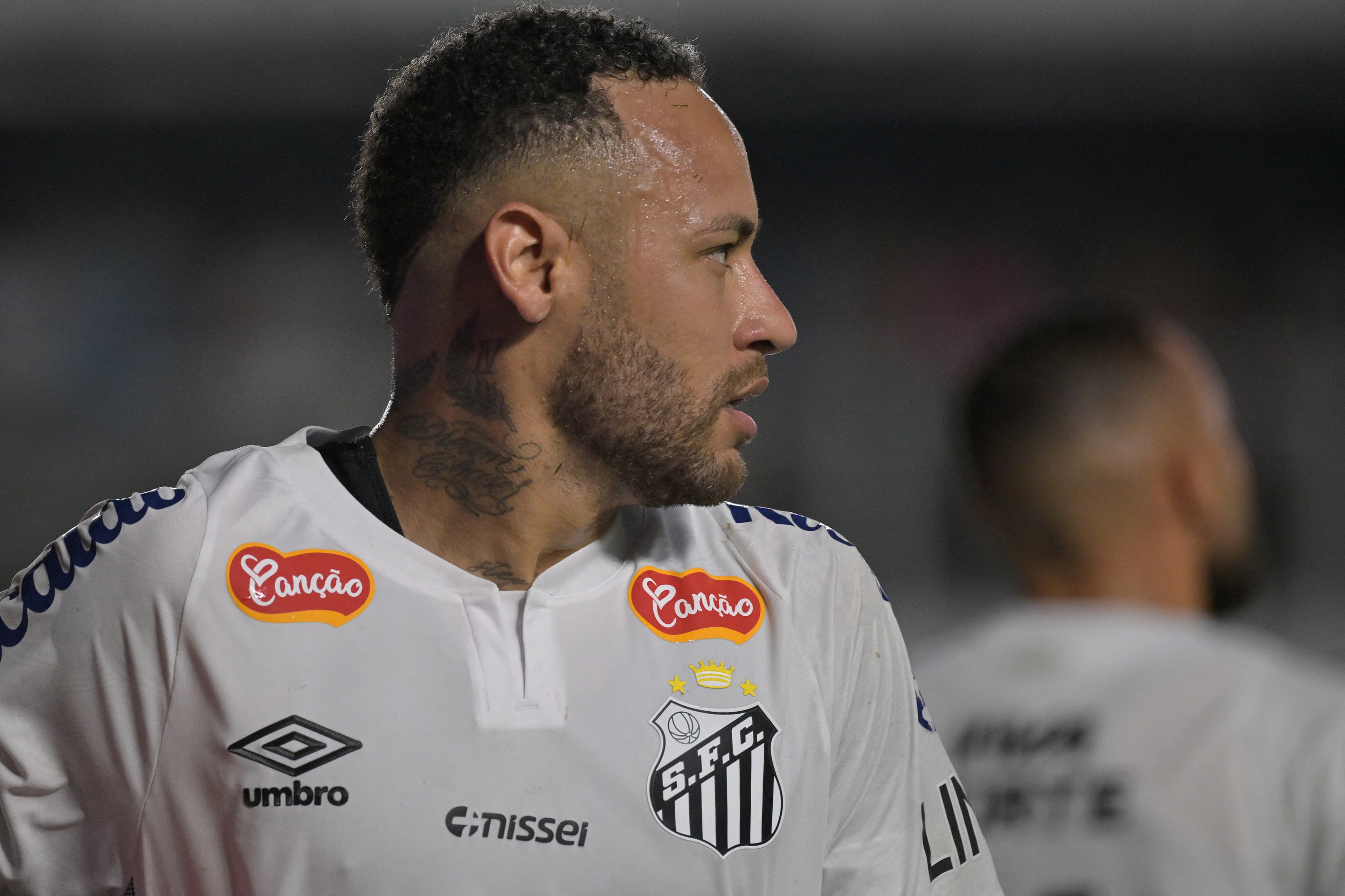 Família de Neymar adquire marca Pelé por 8 milhões de dólares em Santos