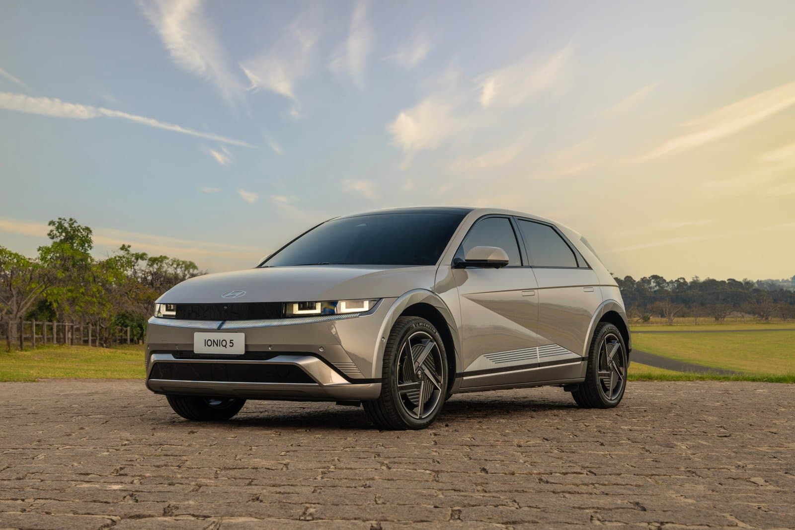 Hyundai lança Ioniq e novo híbrido eficiente no Salão do Automóvel 2025 em São Paulo