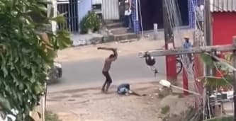 Vídeo mostra homem espancado com barra de madeira em Ilhéus, Bahia