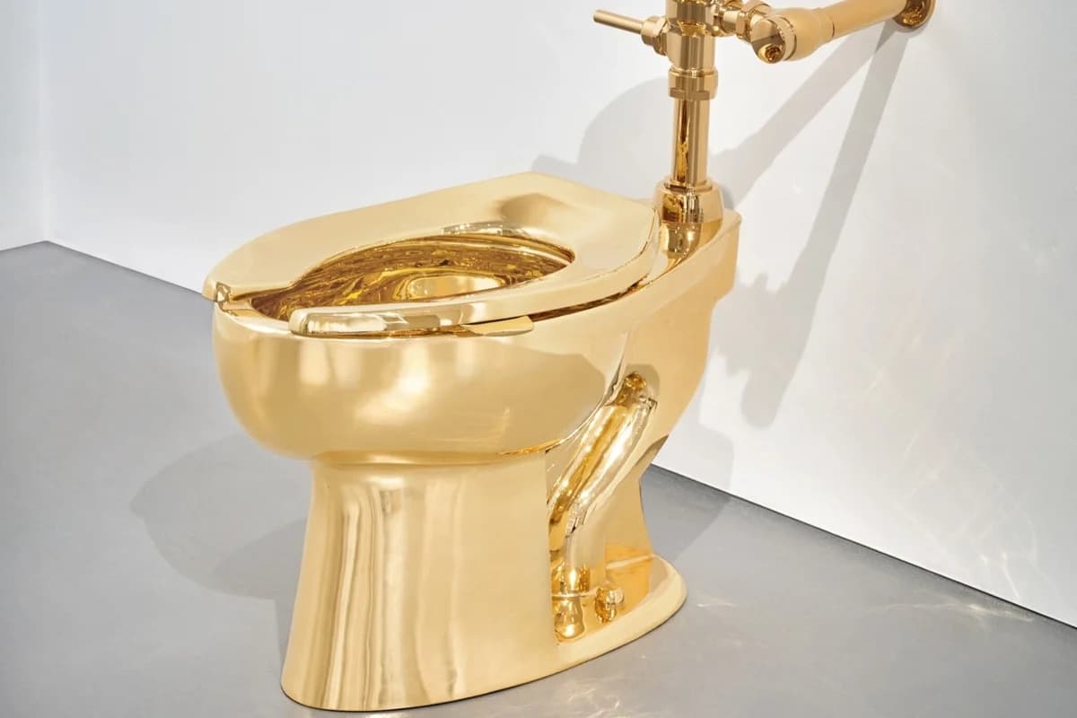 Vaso sanitário de ouro leiloado por US$ 12,1 milhões em Nova York