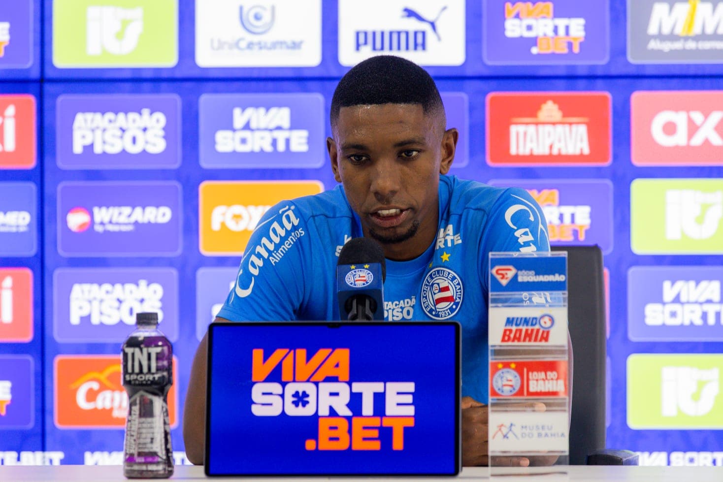Kanu destaca jovens talentos e busca reabilitação do Bahia contra o Vasco