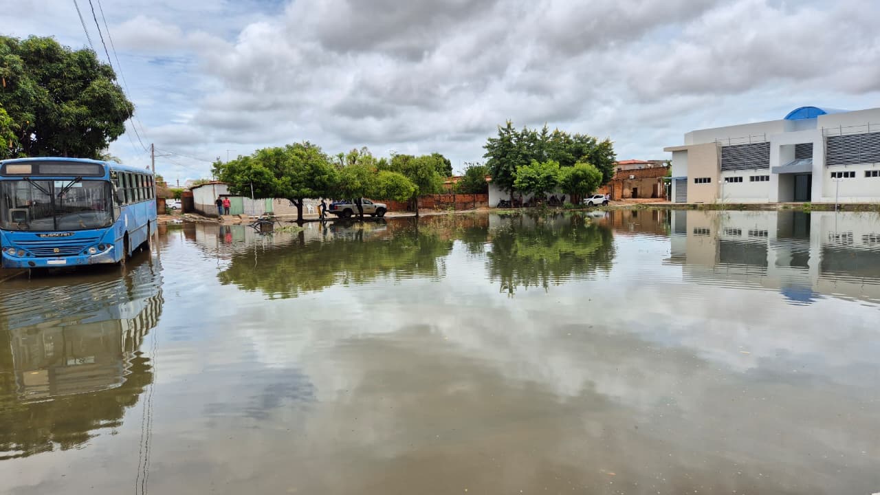 Ações emergenciais em Sítio do Mato, BA, após fortes chuvas causarem estragos