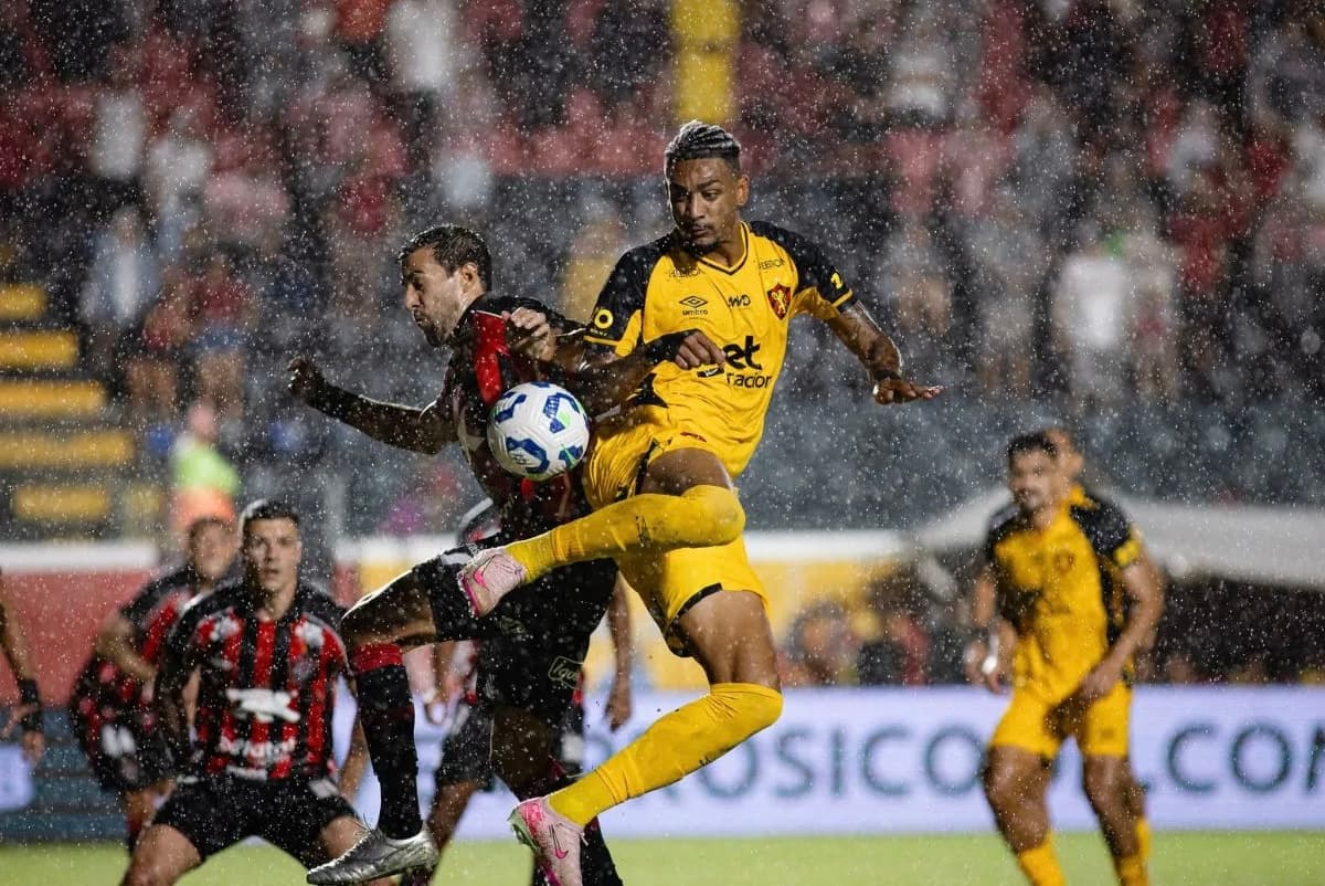 Vitória enfrenta Sport para evitar queda no Campeonato Brasileiro em Recife