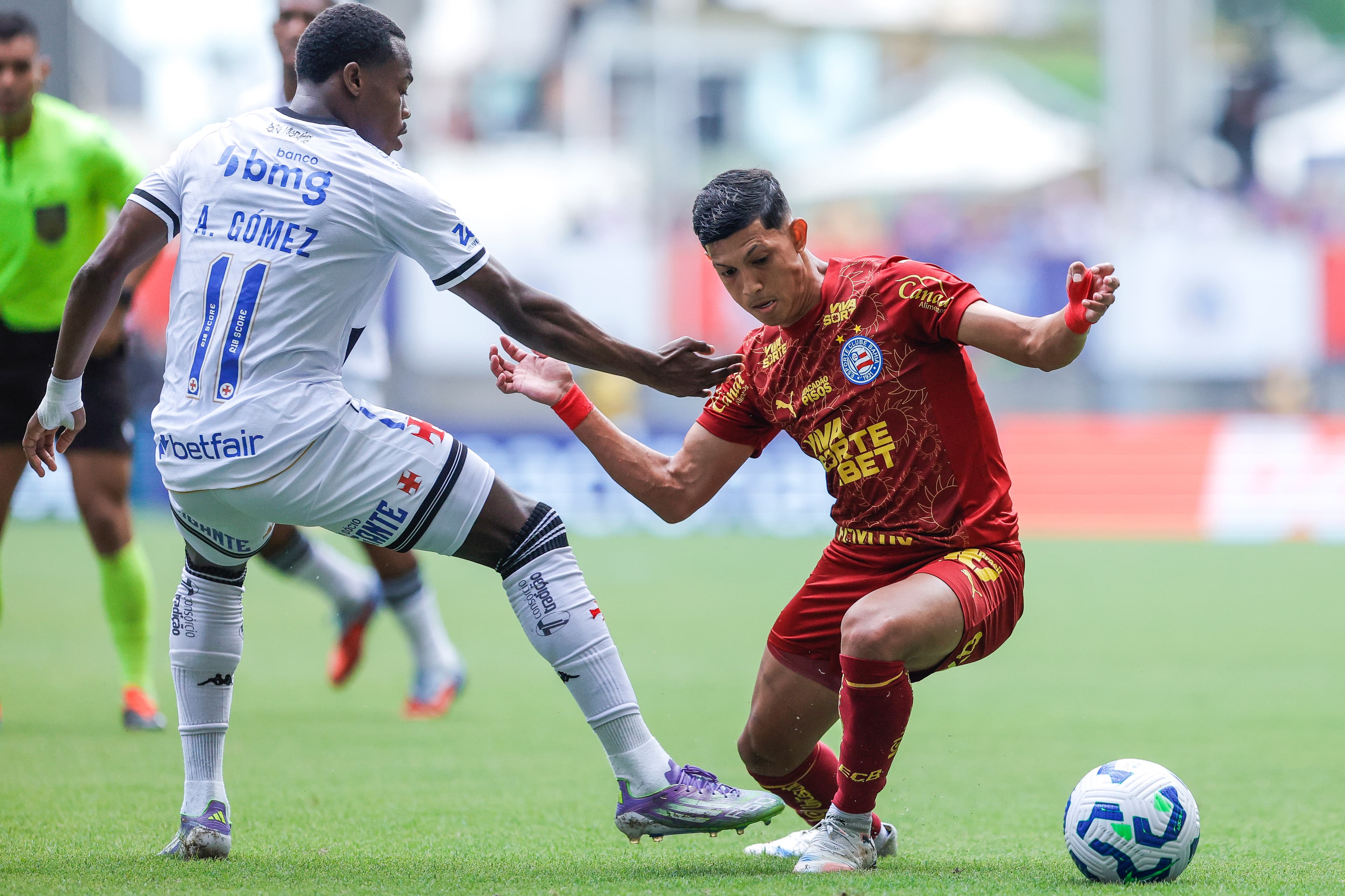 Erick Pulga marca gol após seis meses, mas sai em maca no Bahia