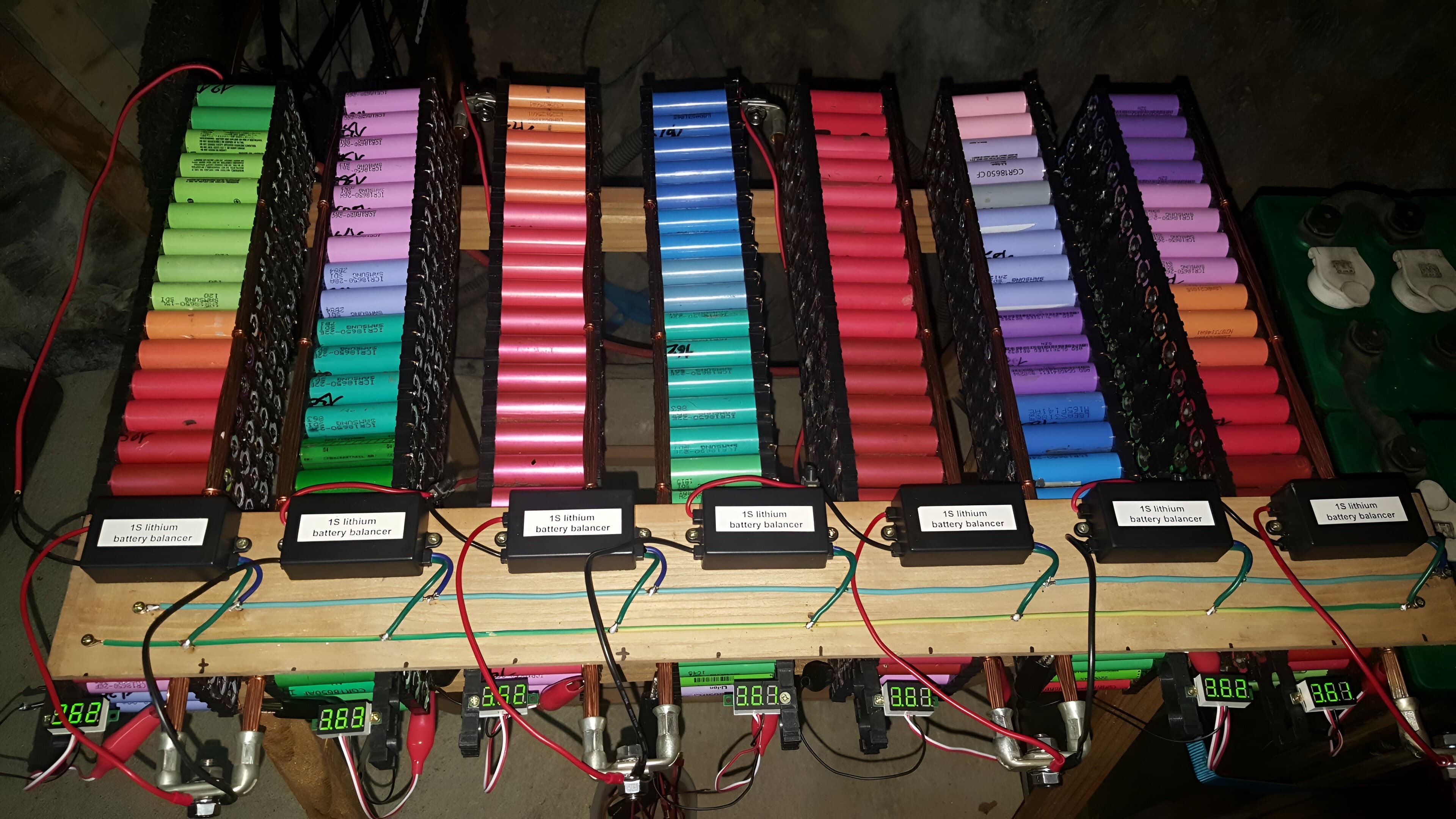 Homem usa 1.000 baterias recicladas para usina solar e elimina conta de luz