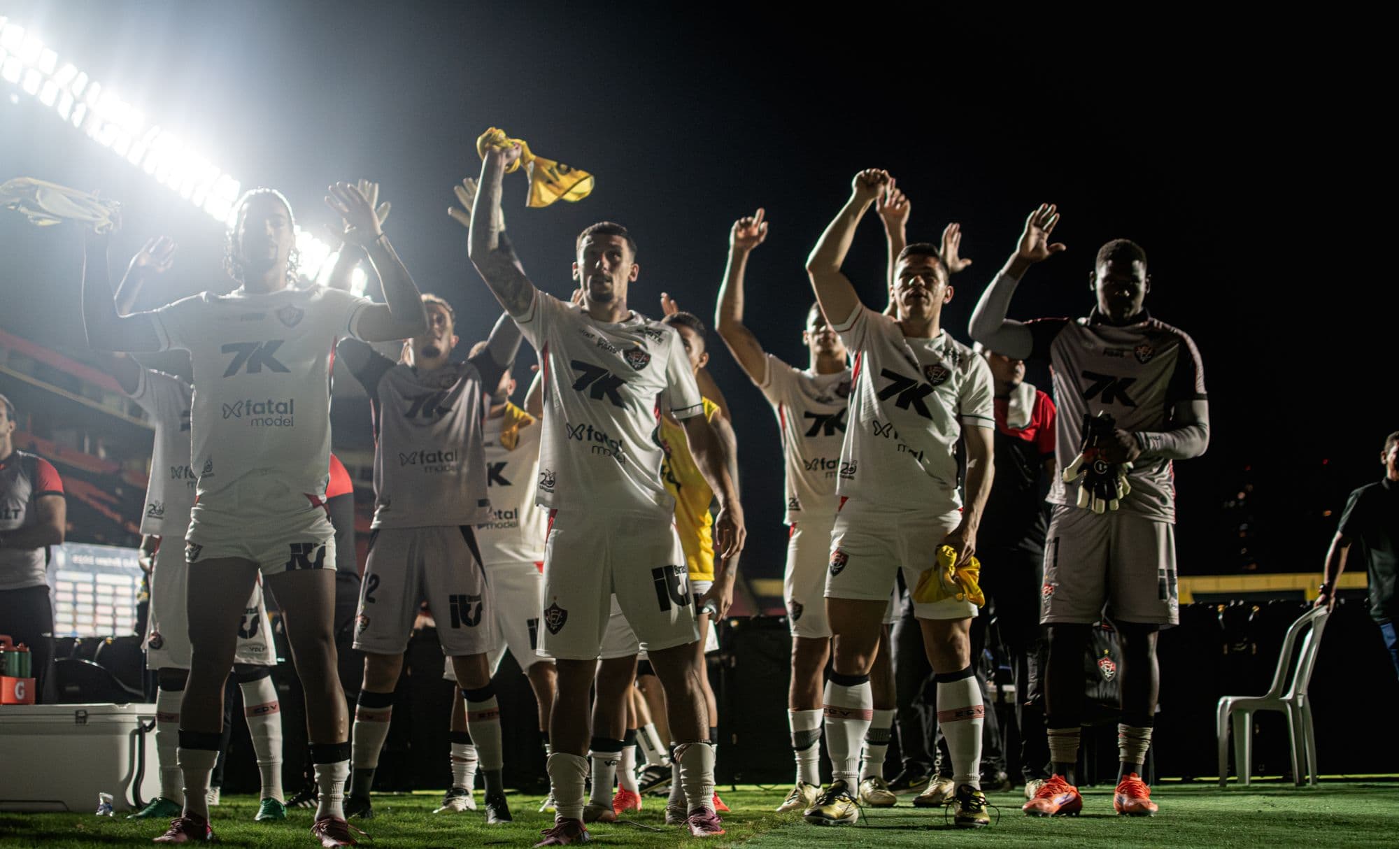 Vitória precisa vencer Bragantino para evitar rebaixamento no Brasileirão