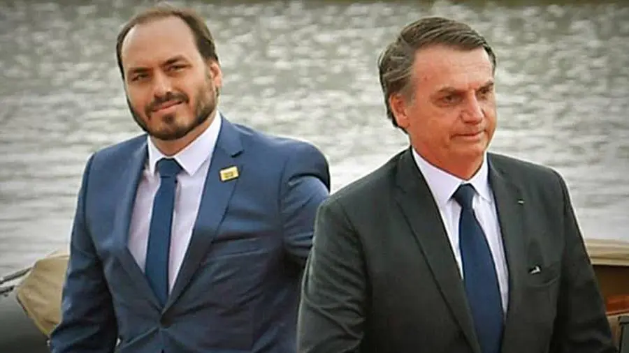 Carlos Bolsonaro pede informações sobre Jair Bolsonaro detido há mais de 48 horas