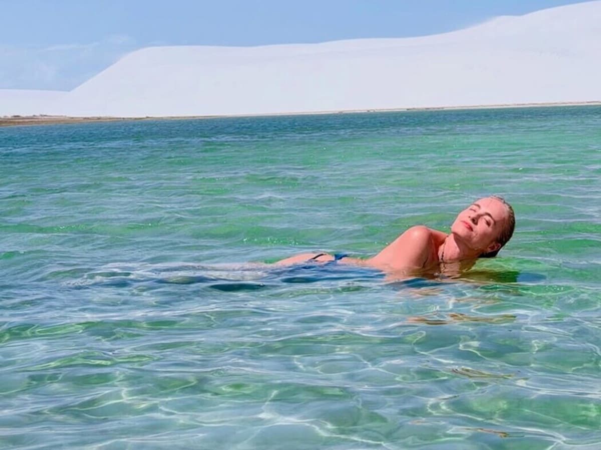 Angélica celebra 52 anos com topless nos Lençóis Maranhenses e reflete sobre a vida