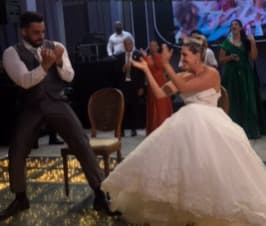 Casal troca valsa por pagode baiano em casamento e viraliza nas redes sociais