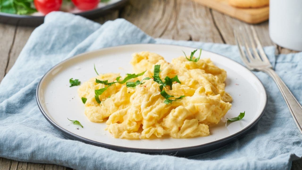 Como preparar ovos mexidos cremosos de hotel na cozinha caseira
