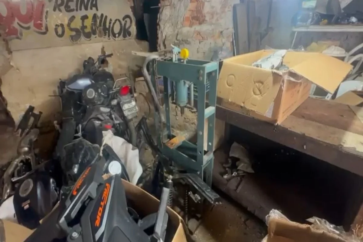 Polícias Civil e Militar fecham base do Comando Vermelho em Duque de Caxias