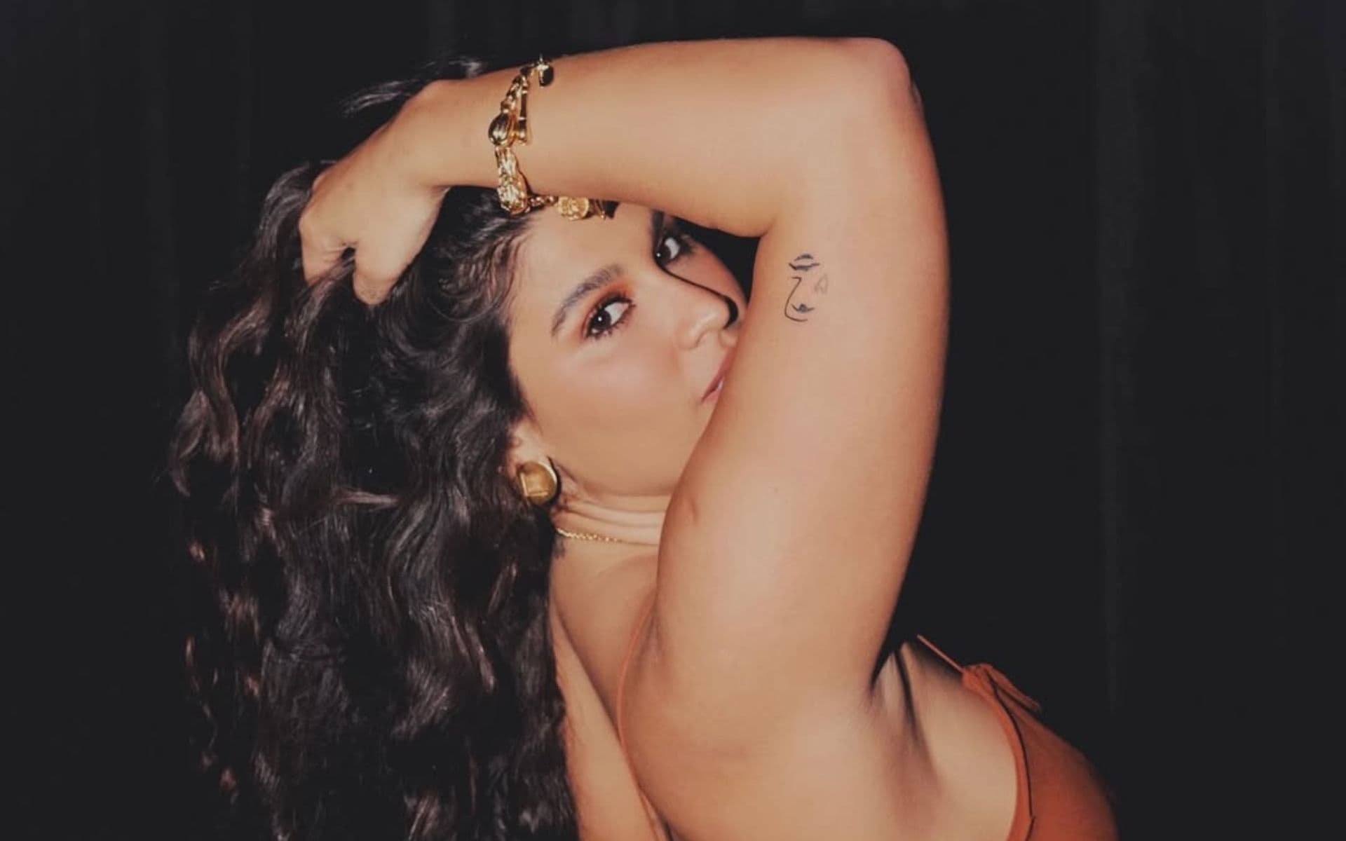 Giulia, filha de Flávia Alessandra, denuncia bullying após mãe posar nua