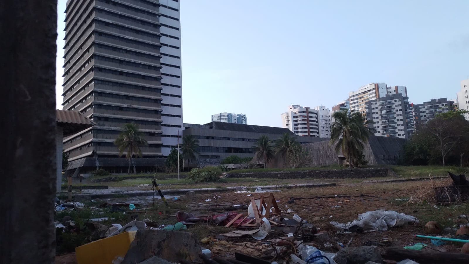 Furtos recorrentes no antigo prédio dos Correios preocupam moradores da Pituba, Salvador