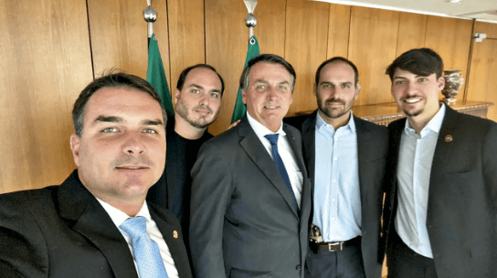 Jair Bolsonaro anuncia Flávio Bolsonaro como candidato à presidência em 2023