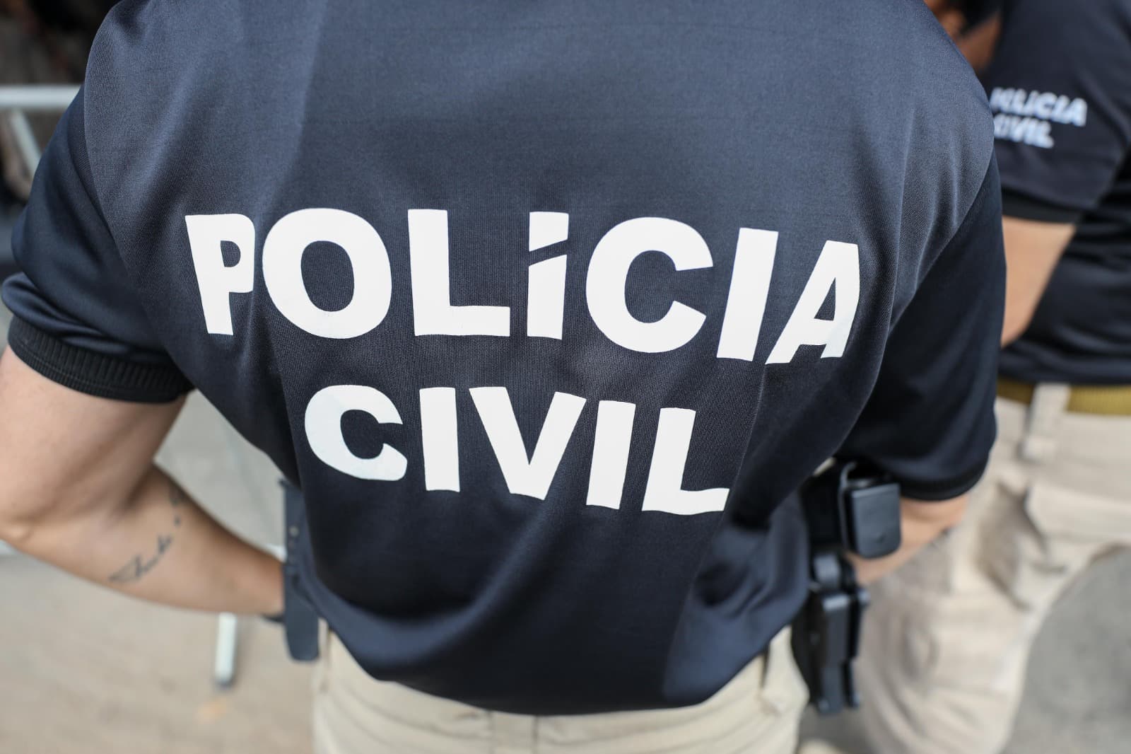 Falso policial é autuado por intimidar em loja em Fátima, Bahia