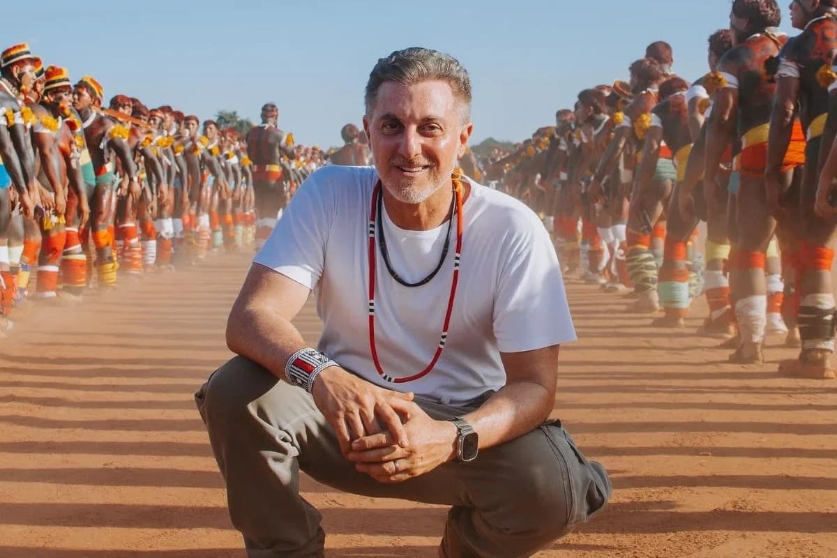 Luciano Huck é criticado por interferência na cultura indígena no Xingu