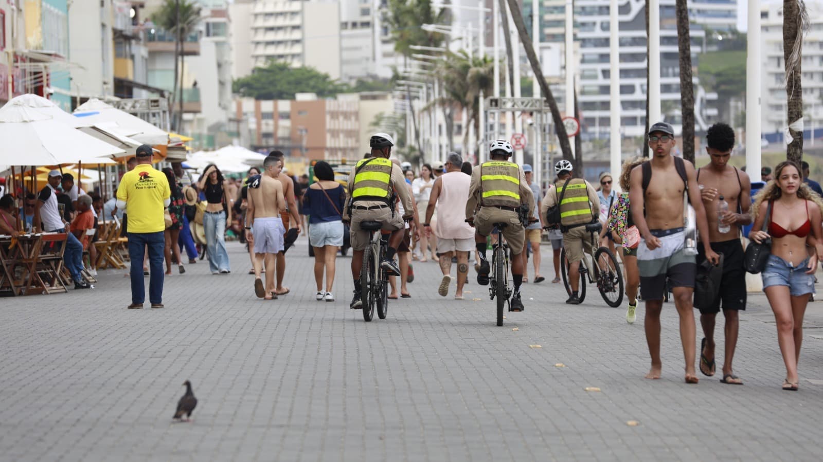 Policiais em bicicletas aumentam segurança nas praias de Salvador, Bahia