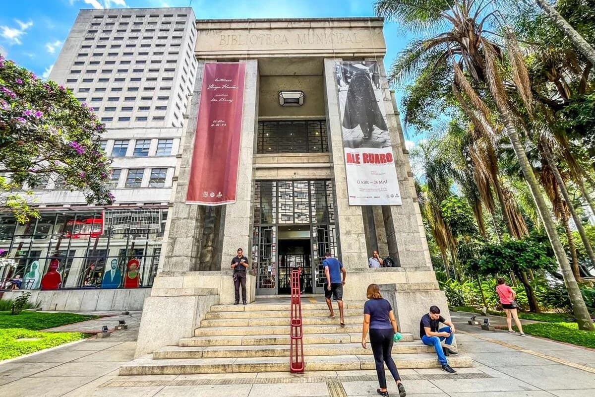 Dois homens armados roubam obras de arte na Biblioteca Mário de Andrade em São Paulo