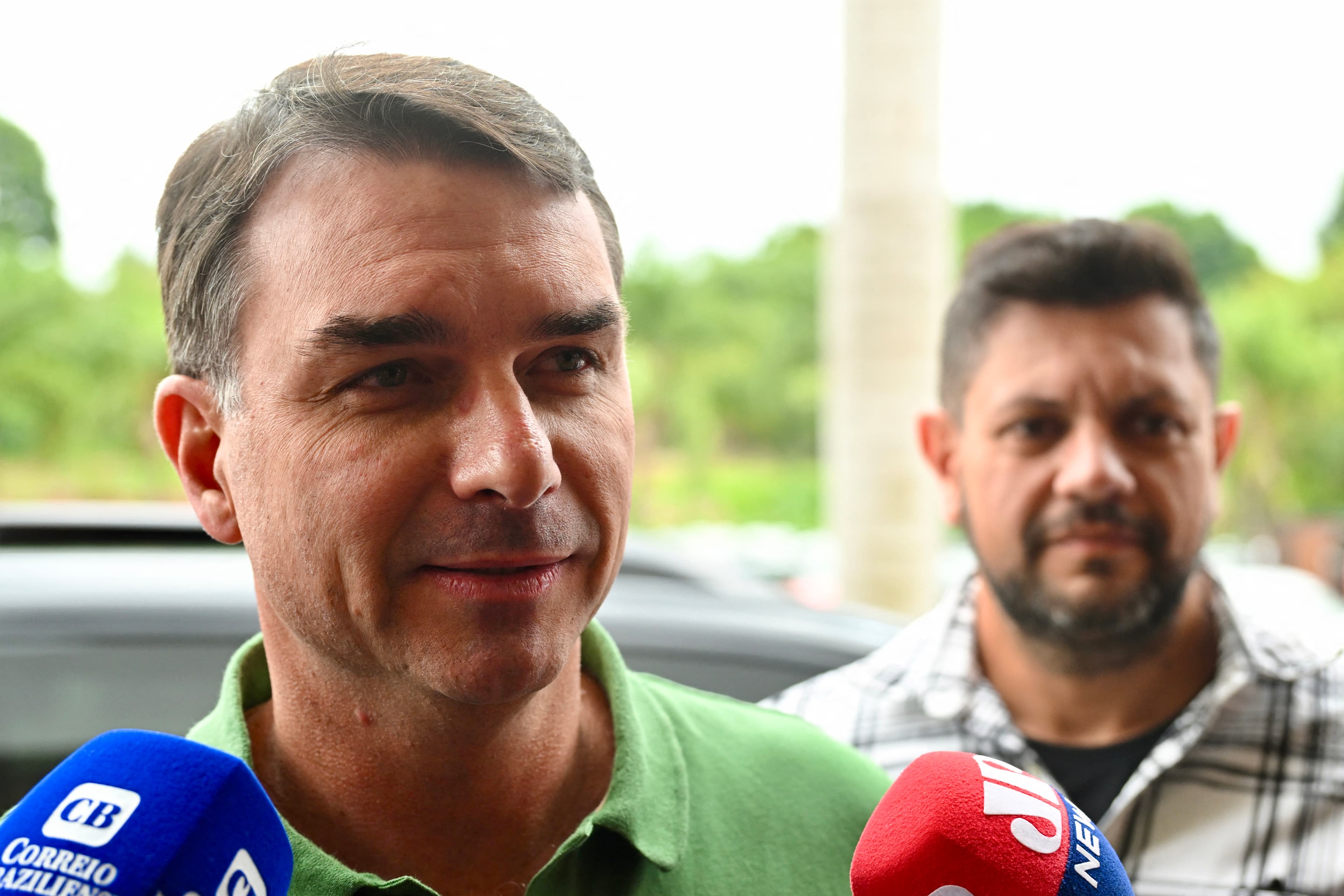 Flávio Bolsonaro adia reunião com líderes do centrão em Brasília