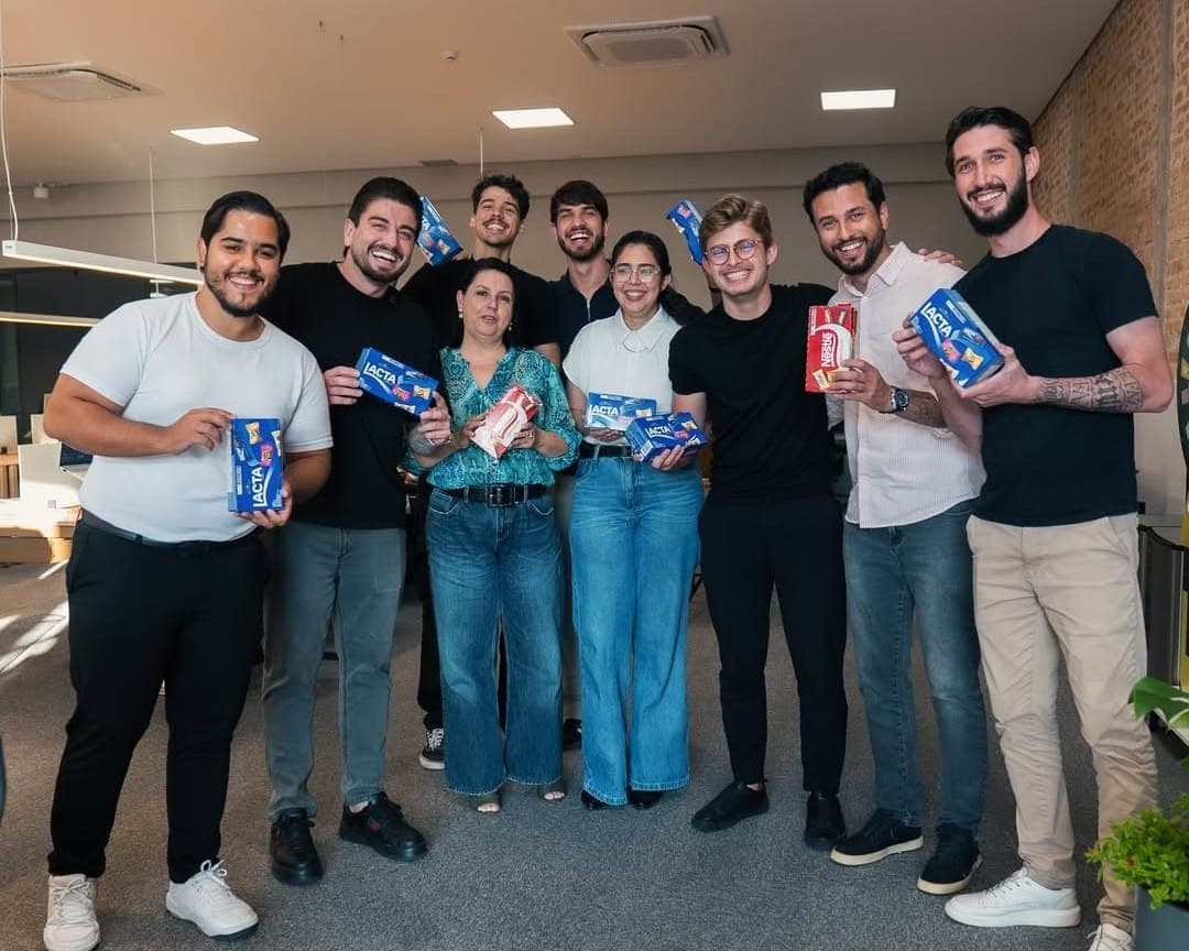 Daniel Rodrigues do Grupo VR presenteia funcionários com iPhones após vendas de R$ 3 milhões