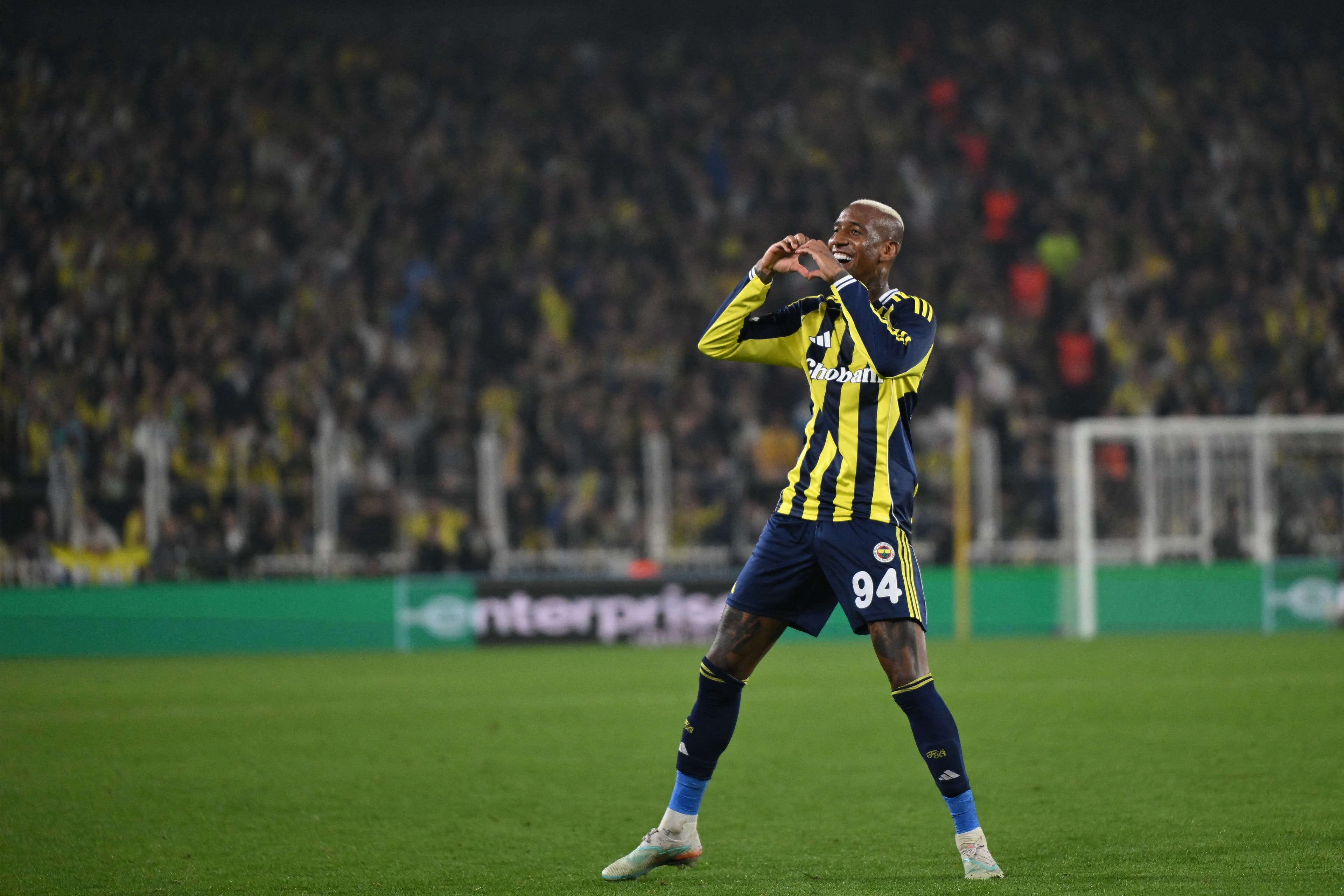 Anderson Talisca brilha com hat-trick na vitória do Fenerbahçe na Liga Europa