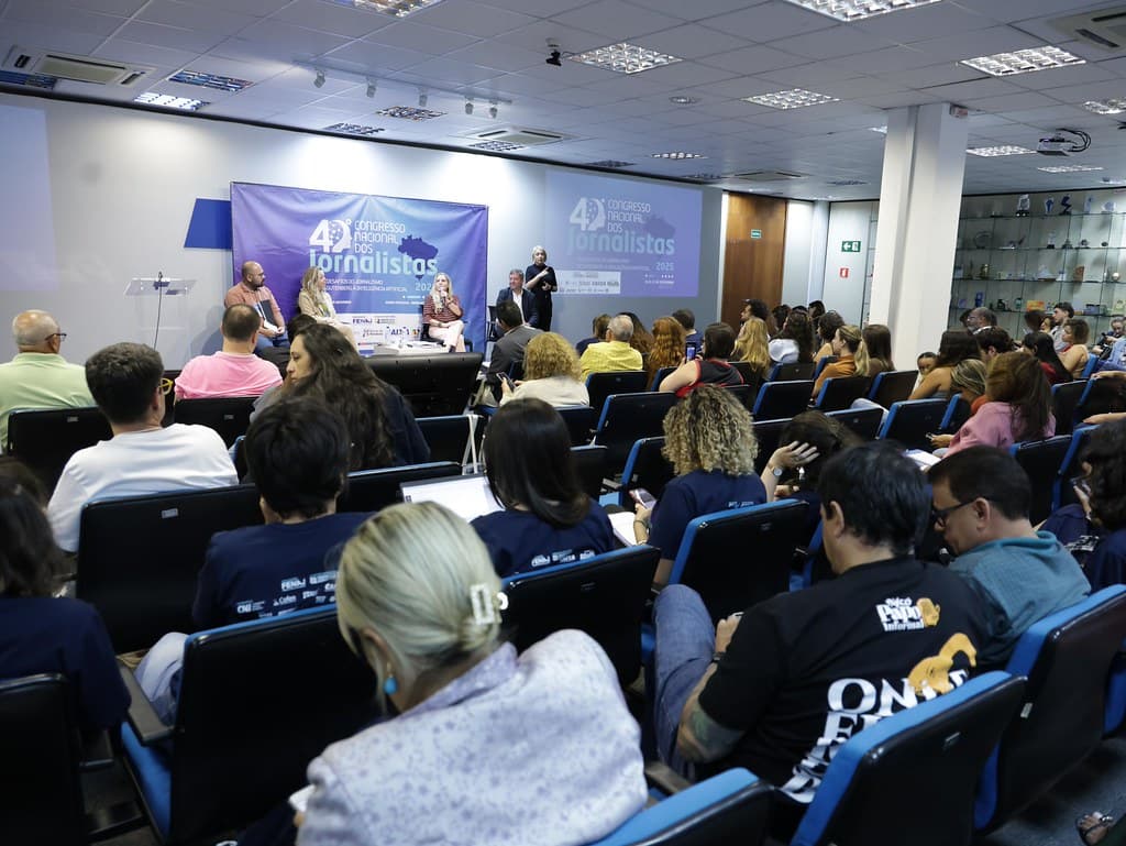 FENAJ debate precarização e regulação da IA no 40º Congresso em Brasília