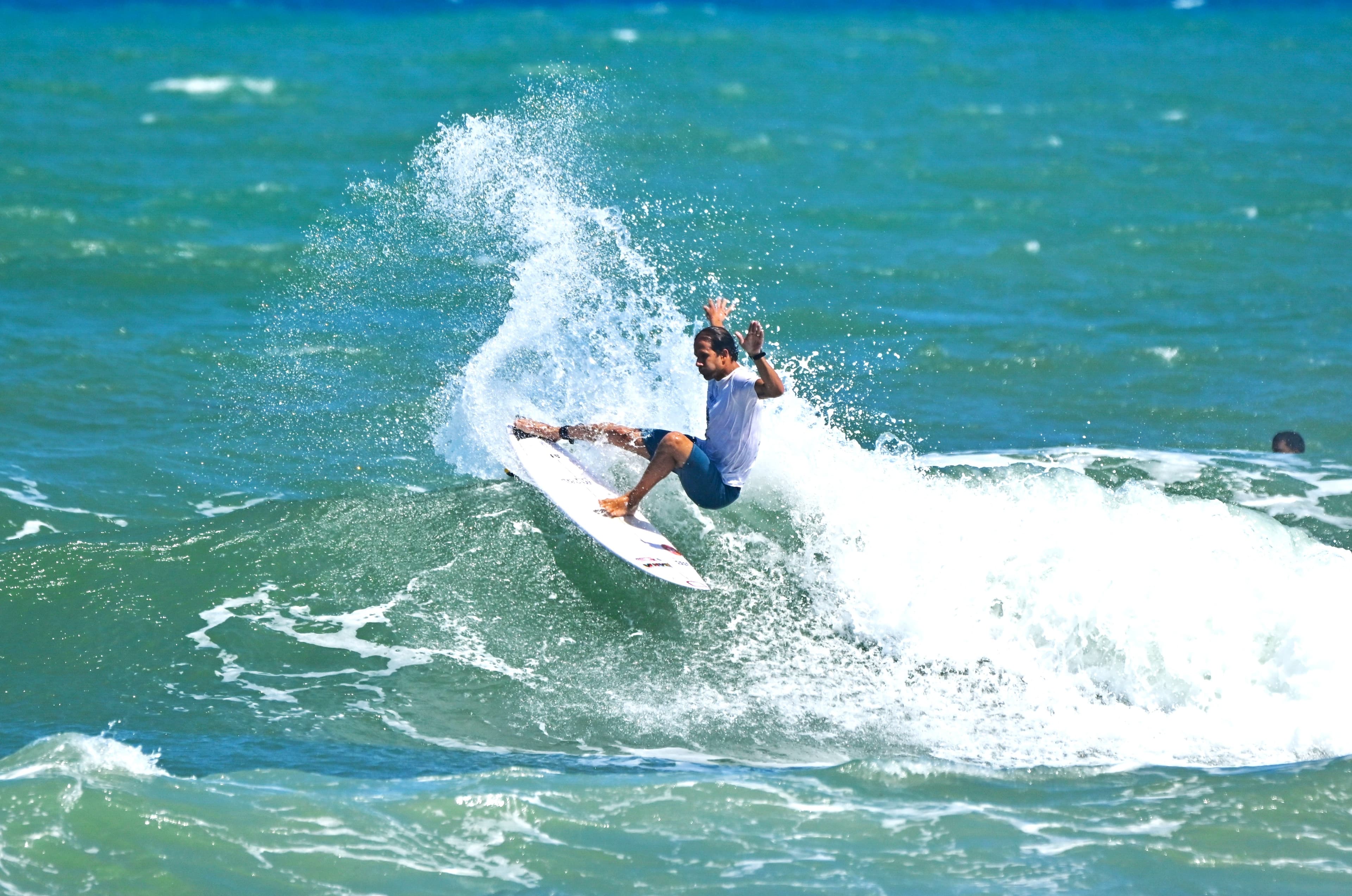 Bino Lopes vence etapa do Tivoli Triple Crown Surf em Praia do Forte, Bahia