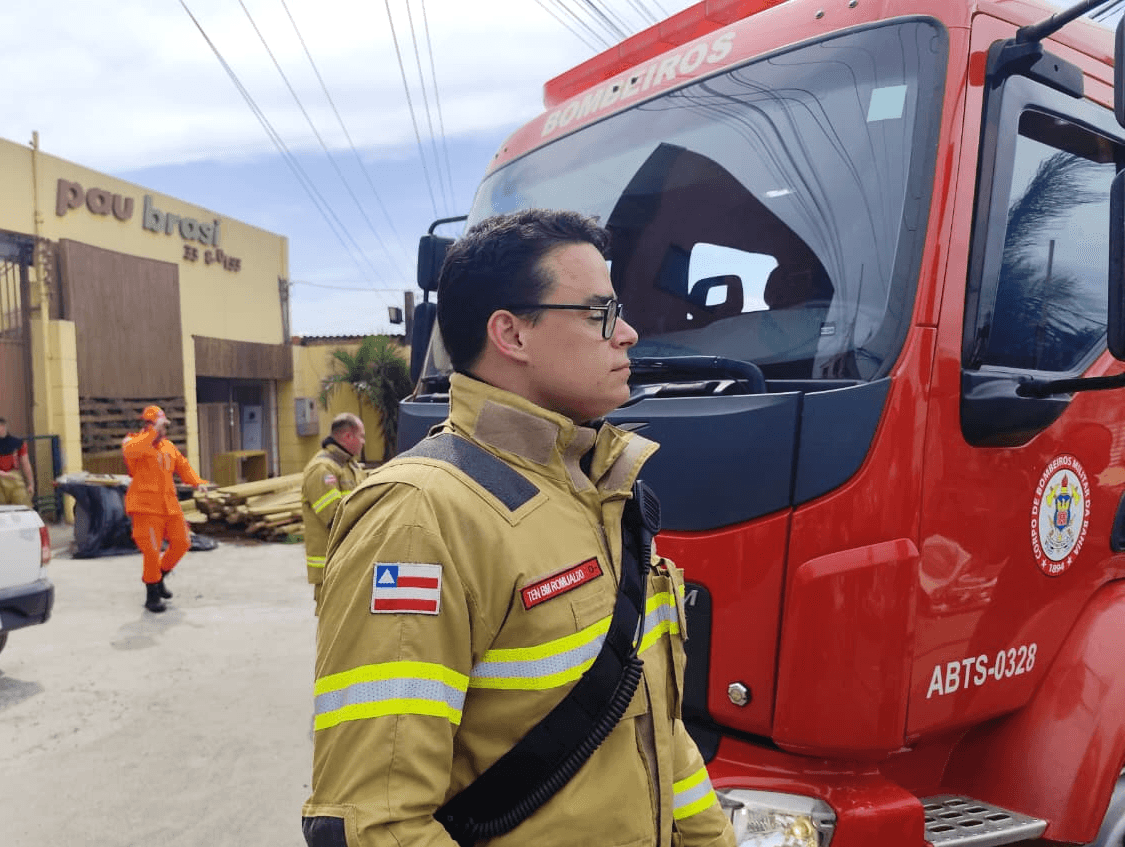 Incêndio em ferro-velho em Salvador é controlado, mas ainda exige atenção