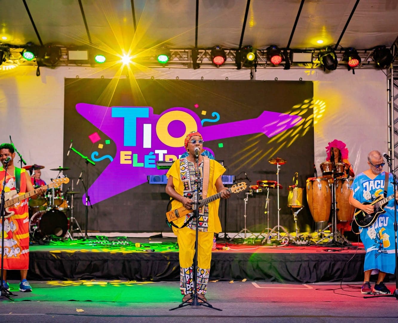 Tio Elétrico celebra a chegada do verão em Salvador