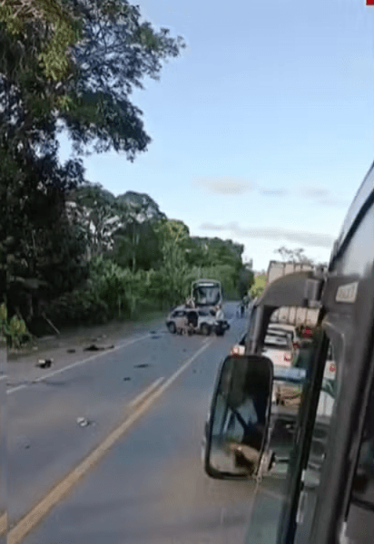 Professora morre em capotamento ao desviar de carro na contramão na BR-101