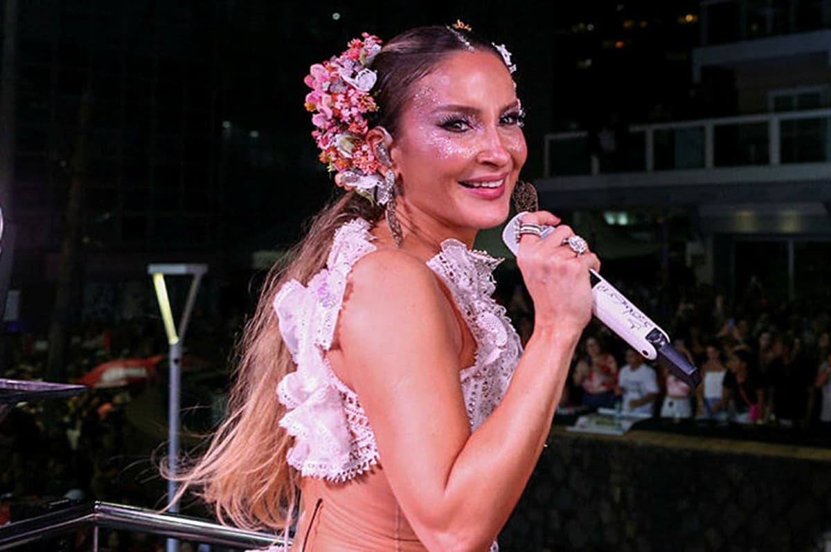 Claudia Leitte é processada por mudar letras de axé com orixás