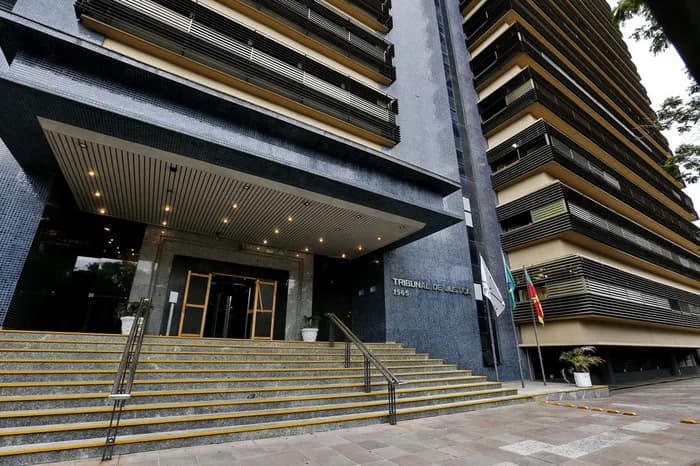 Pai preso por estupro da filha é absolvido após vítima admitir que mentiu