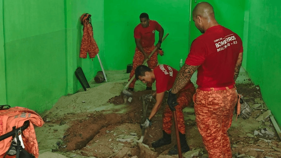 Homem mata esposa, concreta corpo em chão de loja e é preso no Rio