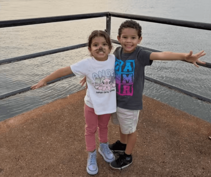 Irmãos de 4 anos morrem afogados em piscina durante festa