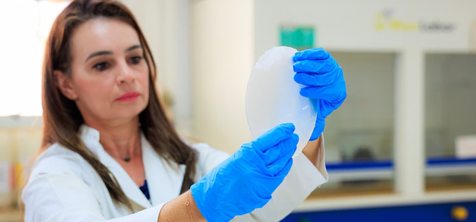 Pesquisadoras da Unicamp criam filme biodegradável que substitui o plástico em embalagens