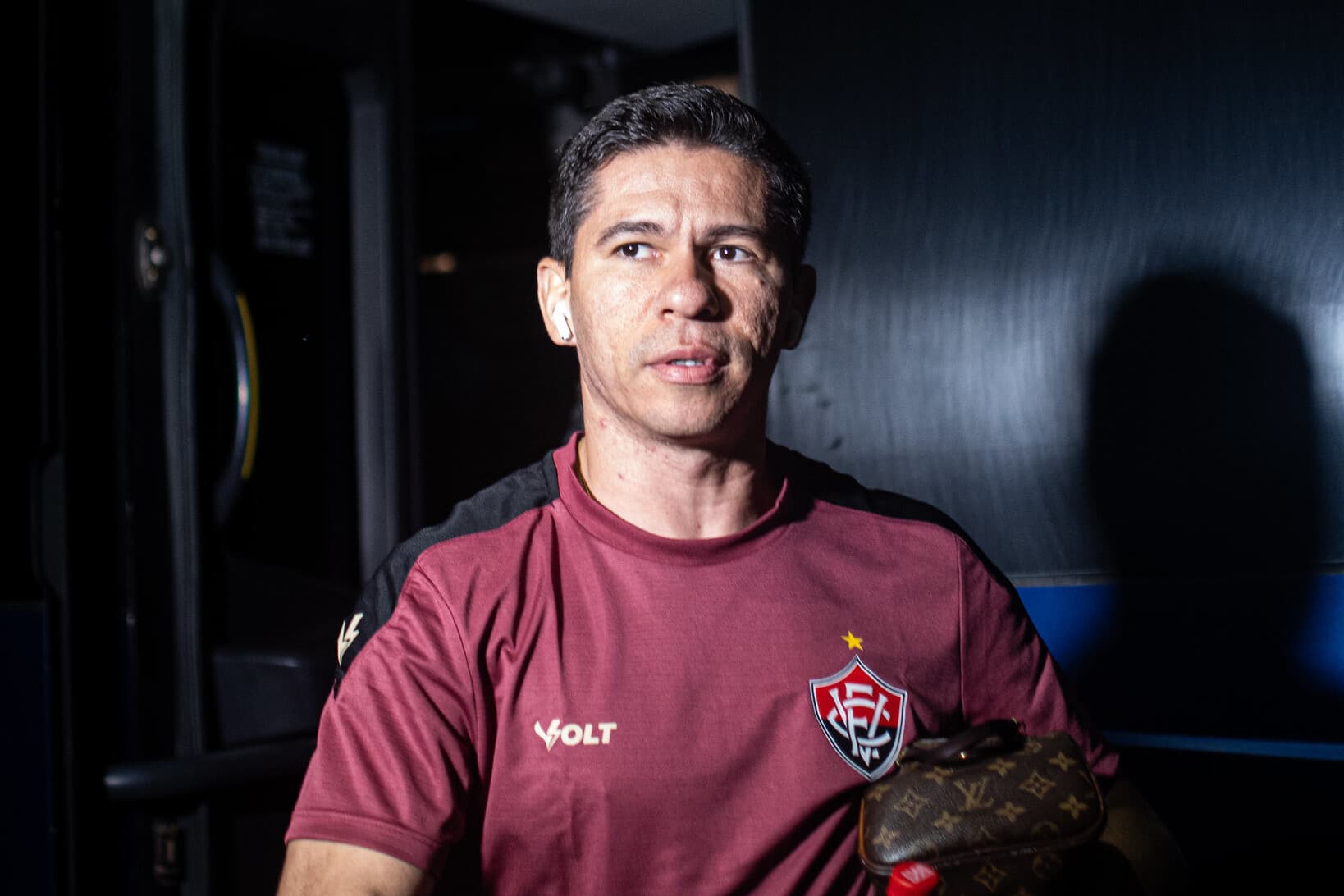 Osvaldo e Vitória: Ídolo negocia renovação e pensa em futuro na gestão