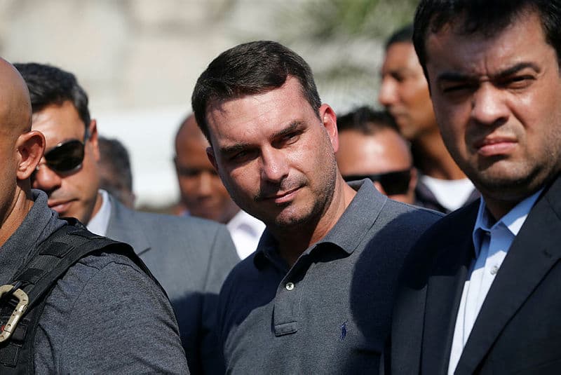 Flávio Bolsonaro busca apoio em cultos para firmar imagem moderada