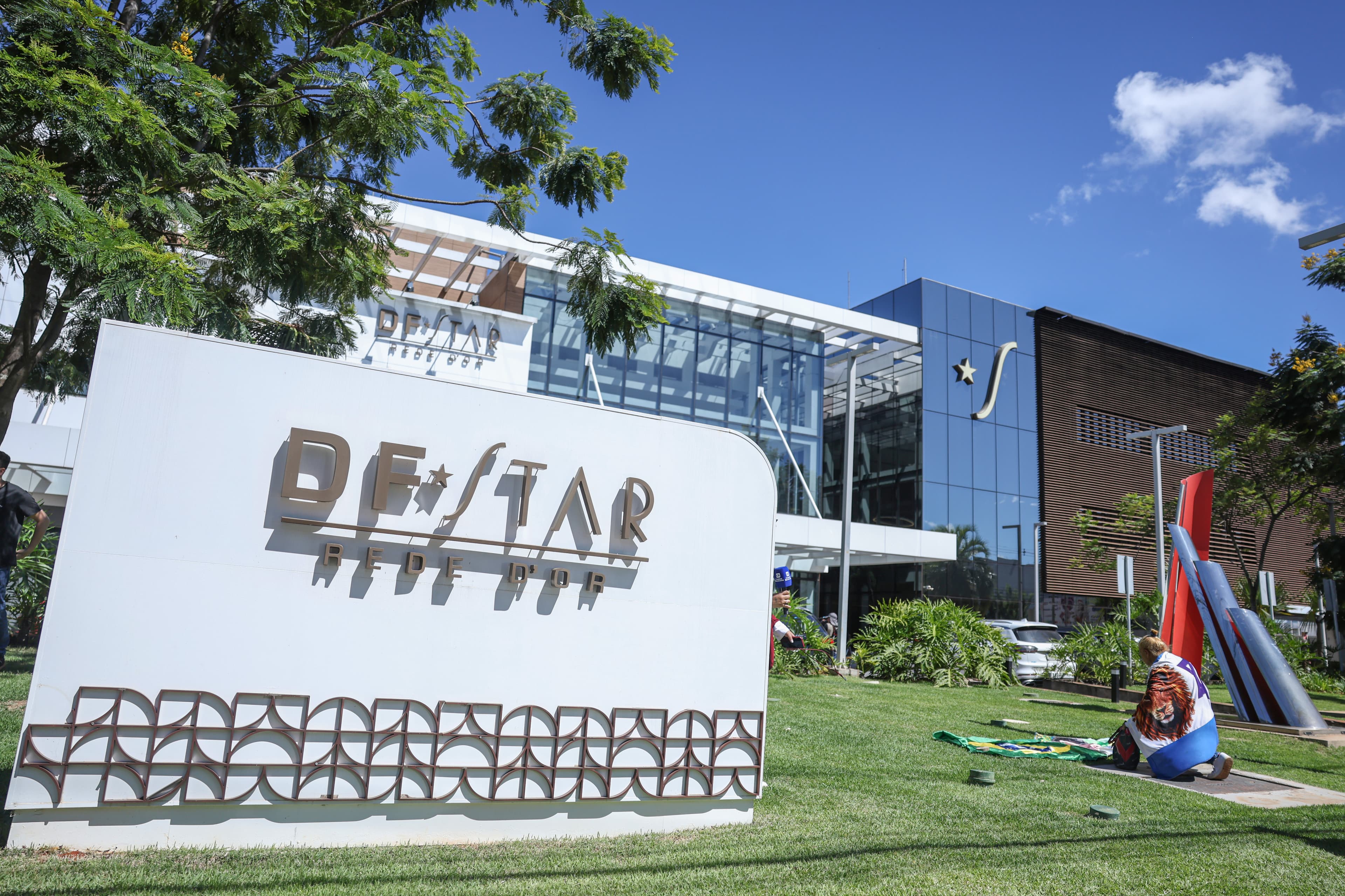 Bolsonaro passa por cirurgia em Brasília; médico descarta riscos