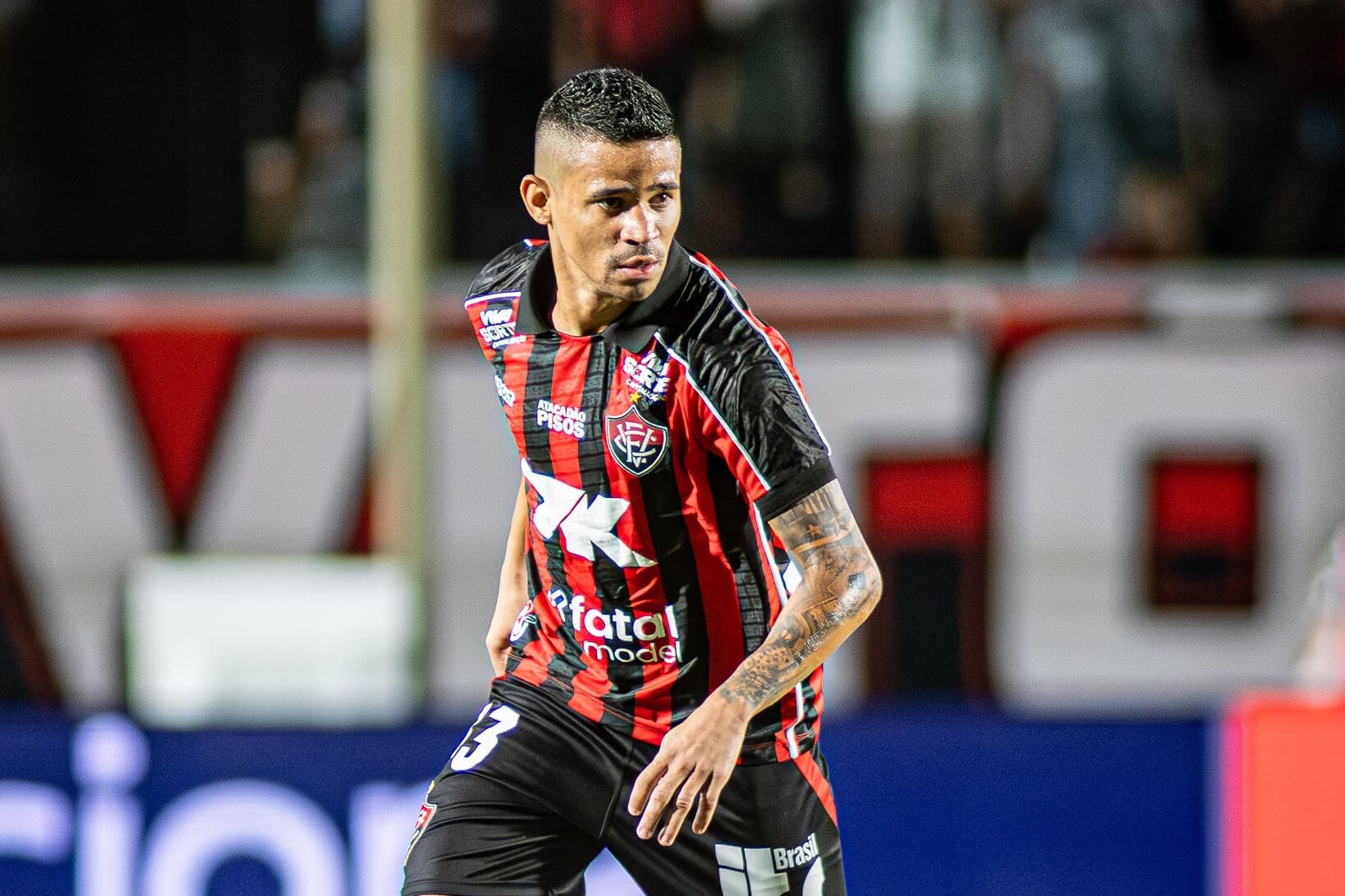 Vitória briga para manter atacante Erick em disputa com Coritiba