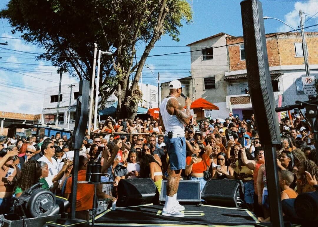 Leo Santana reúne multidão em show gratuito na véspera de Natal